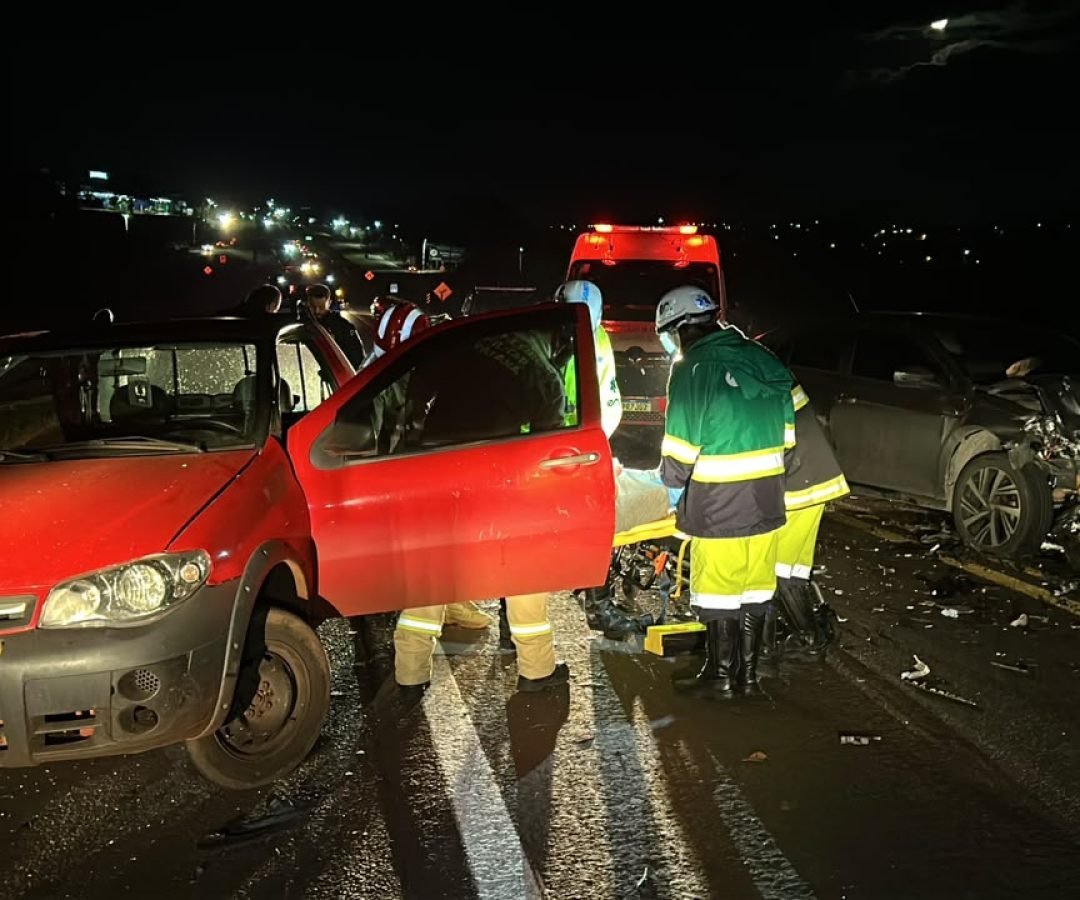 Colisão entre dois veículos deixa motoristas feridos na BR-277, em Cascavel
