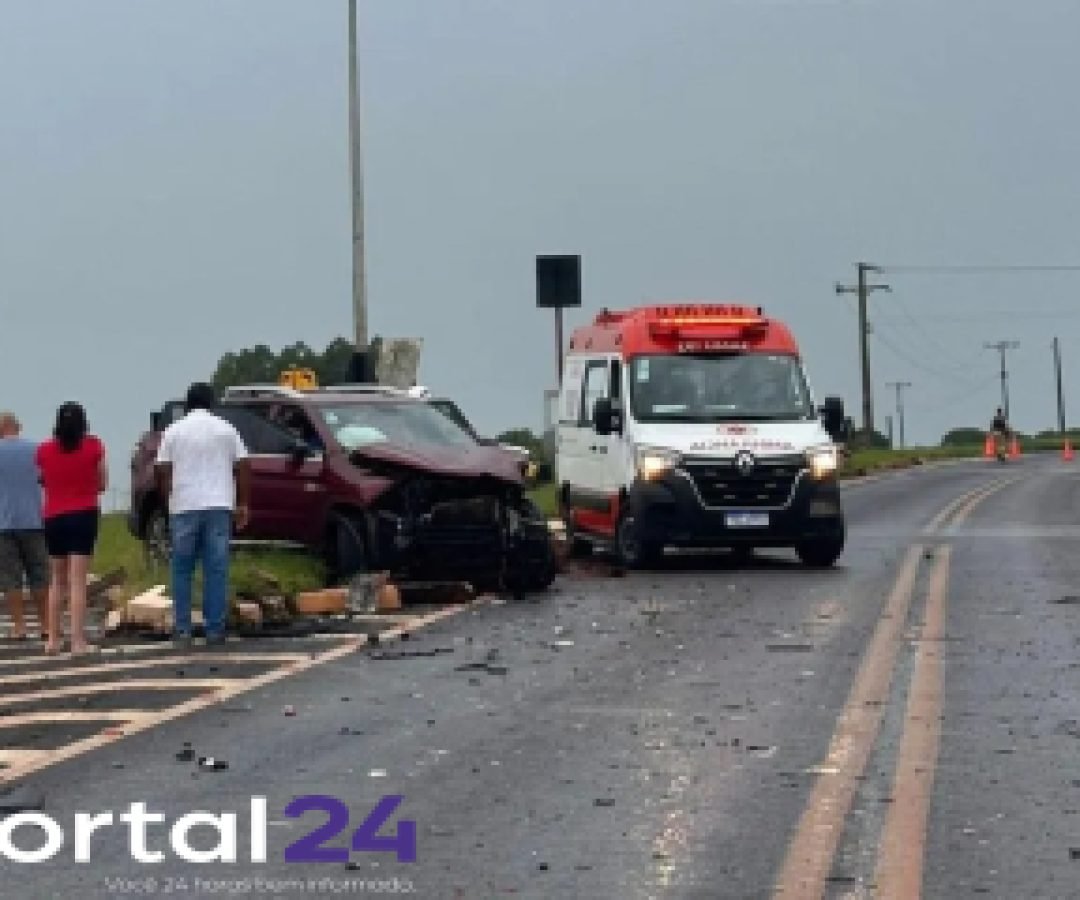 Colisão entre Fiat Toro e caminhão deixa uma pessoa ferida na PR-239