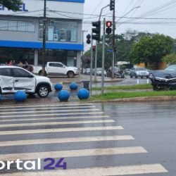 Colisão entre Honda City e Renault Kwid é registrada no Centro de Cascavel