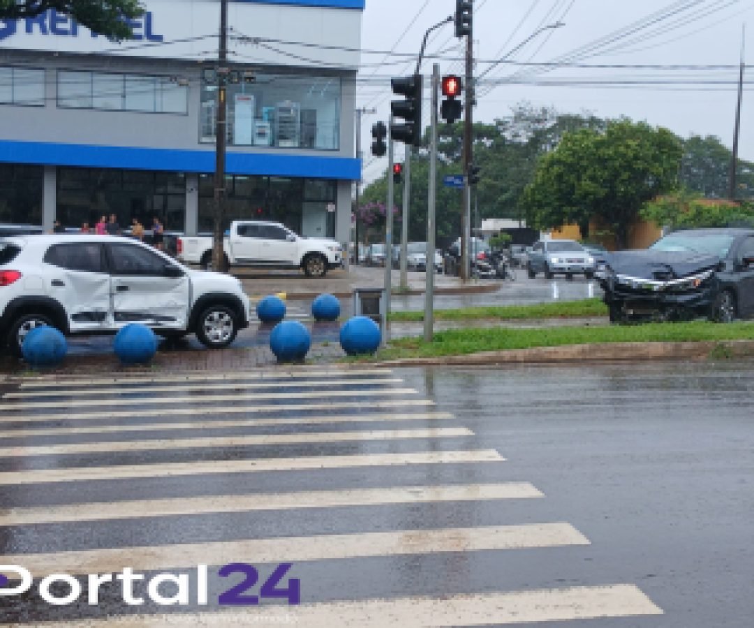 Colisão entre Honda City e Renault Kwid é registrada no Centro de Cascavel