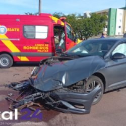 Colisão entre veículos deixa ferido em área de grande movimento em Cascavel