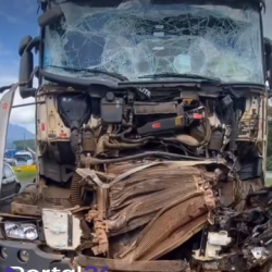 Colisão traseira entre caminhões causa congestionamento na BR-277, em Paranaguá