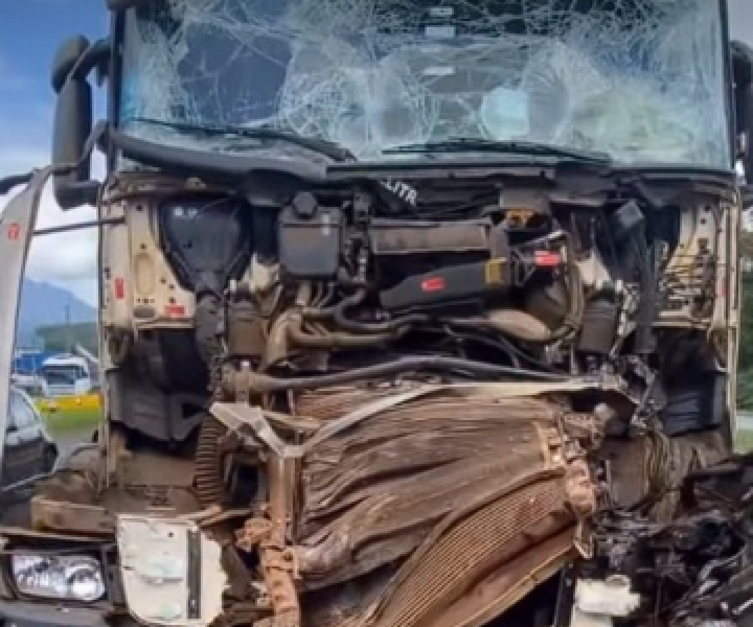 Colisão traseira entre caminhões causa congestionamento na BR-277, em Paranaguá