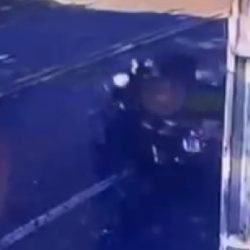 Com capacete na mão, homem furta moto no centro de Cascavel