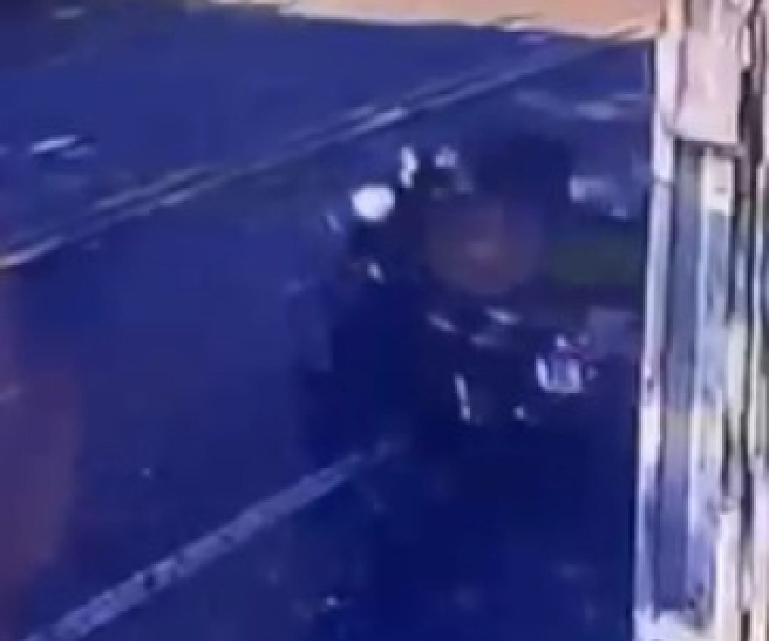 Com capacete na mão, homem furta moto no centro de Cascavel