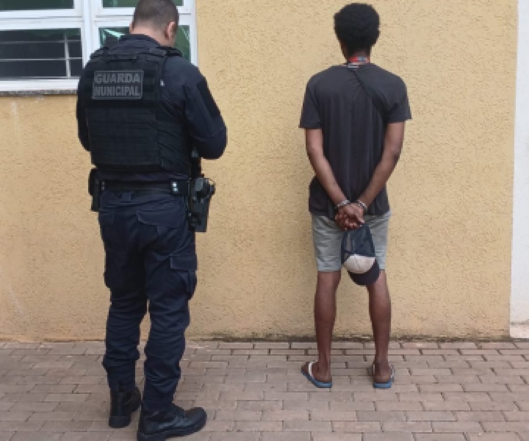 Com mandado em aberto por furto, homem é preso pela GM
