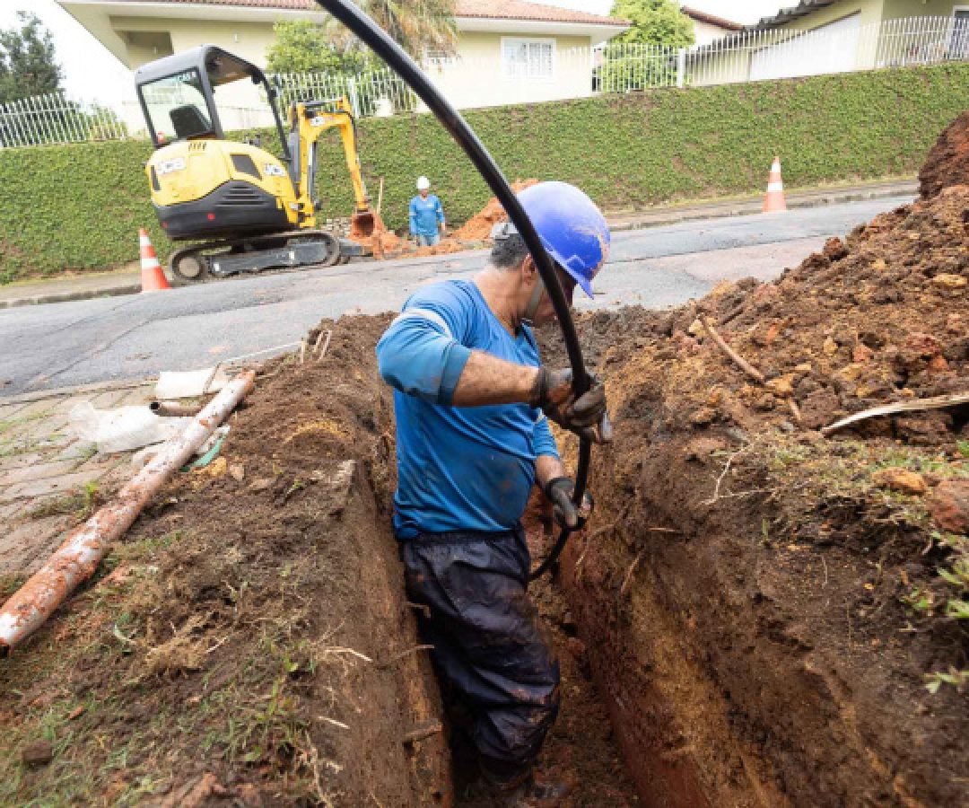 Com uso do "tatuzinho", Sanepar evita abertura de buracos nas ruas para consertos
