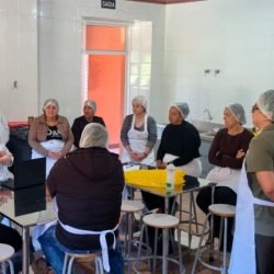 Qualificação profissional: aulas na Escola do Mar começam com curso de gastronomia