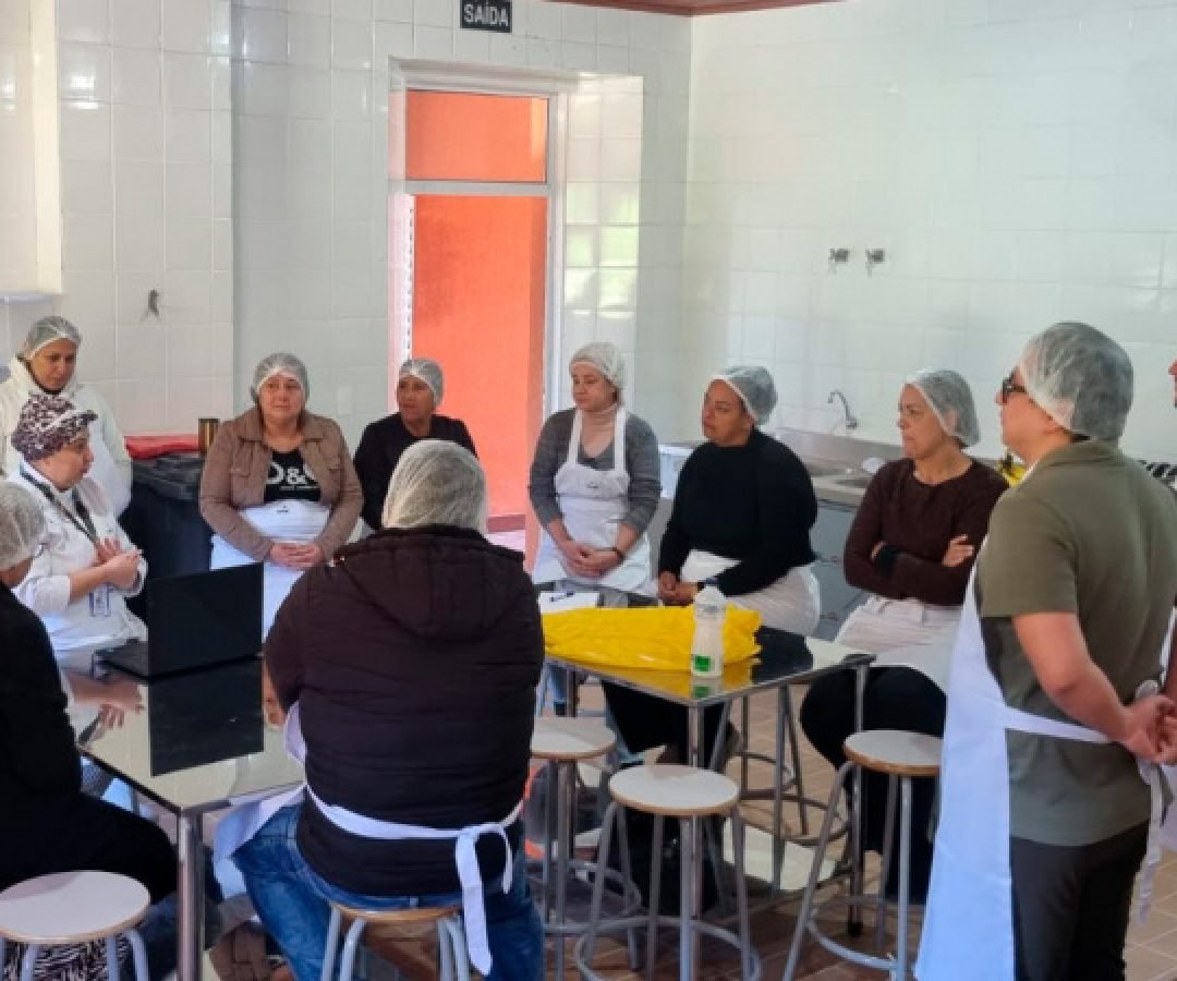 Qualificação profissional: aulas na Escola do Mar começam com curso de gastronomia