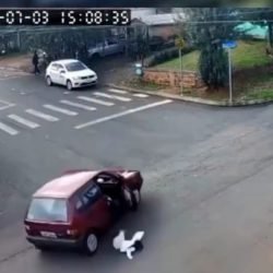 Criança cai de carro em movimento após porta se abrir em Chapecó