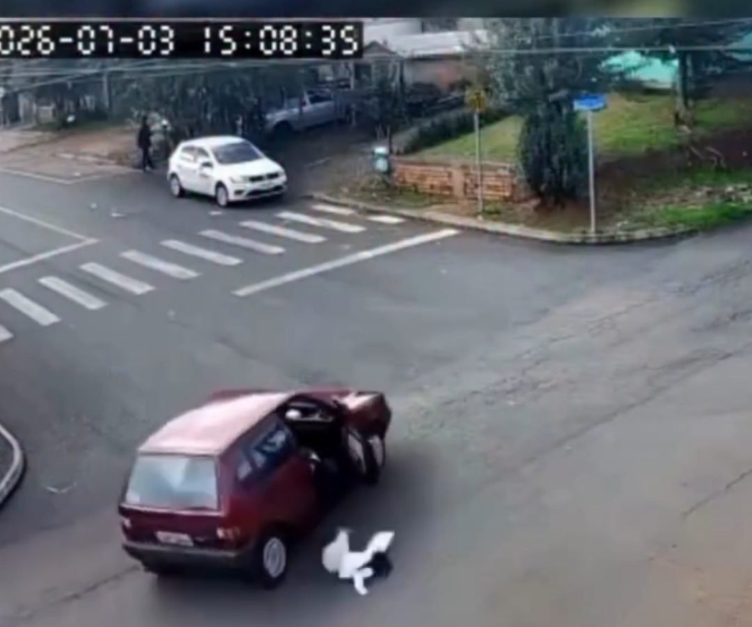 Criança cai de carro em movimento após porta se abrir em Chapecó