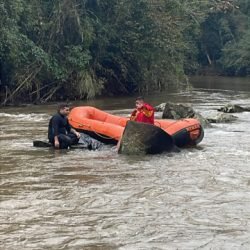 Criança desaparecida após carro cair de ponte em Rio Bonito do Iguaçu é encontrada sem vida