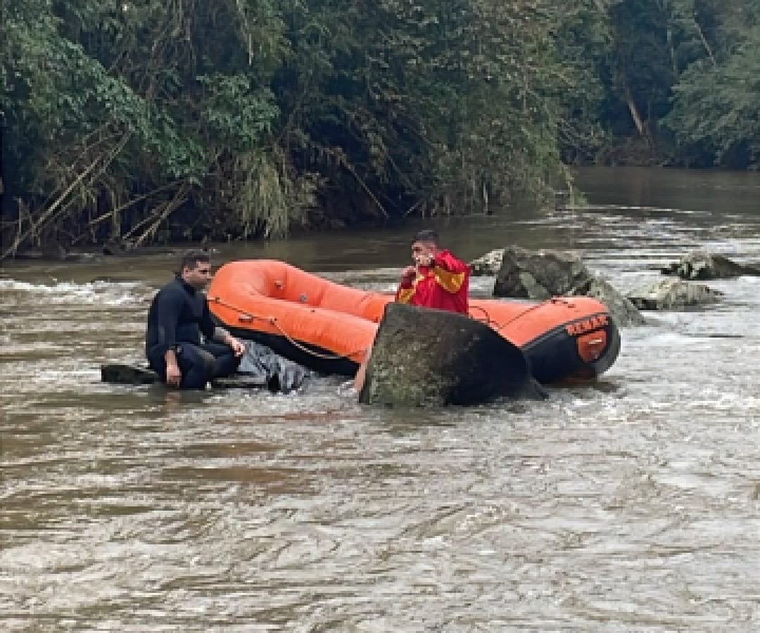 Criança desaparecida após carro cair de ponte em Rio Bonito do Iguaçu é encontrada sem vida