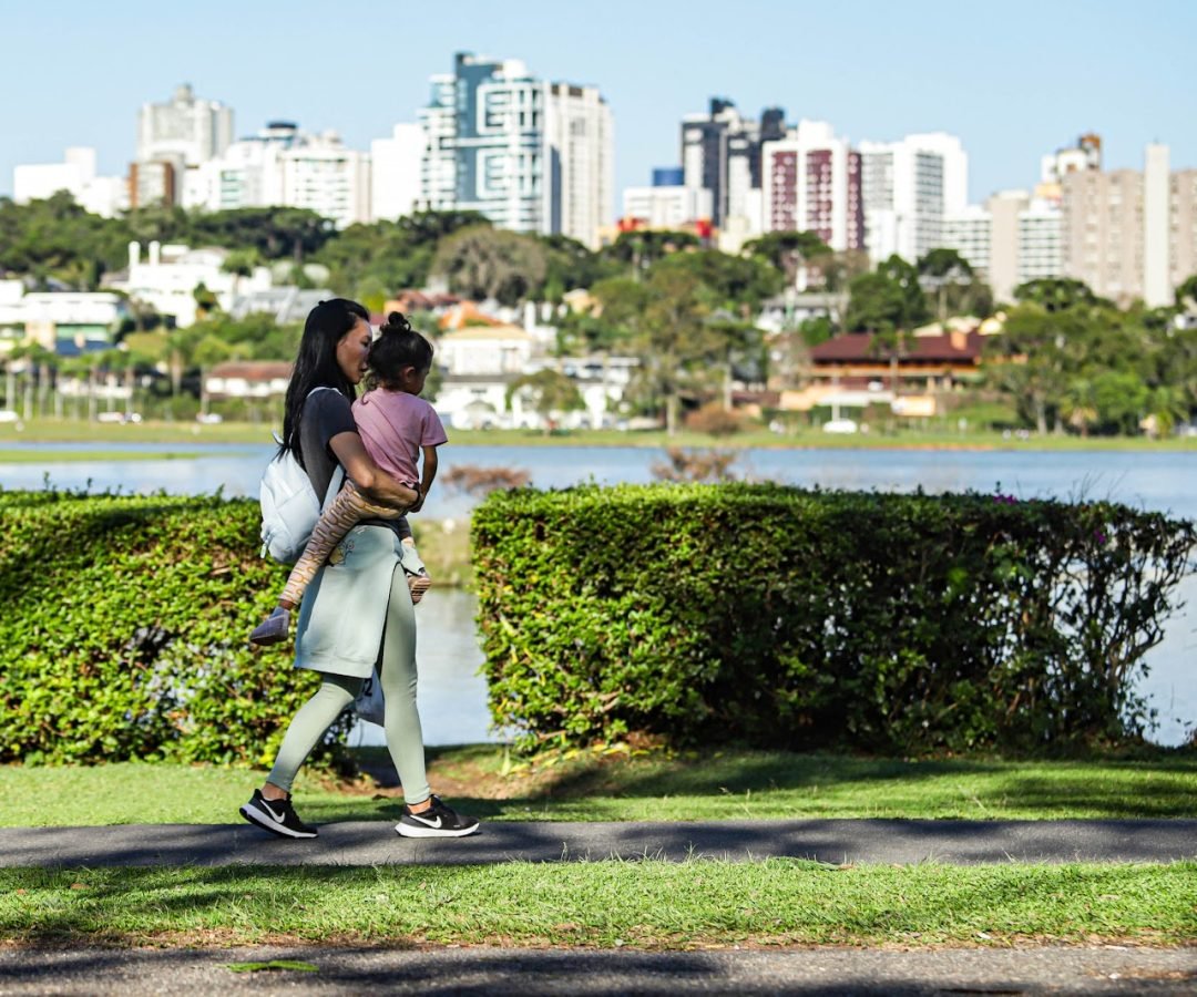 Após frente fria com chuva e ventos de 80km/h, semana vai terminar com sol no Paraná