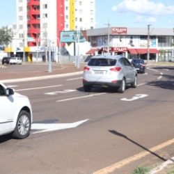 Cruzamentos estratégicos recebem nova sinalização horizontal