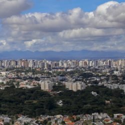 Semana típica de verão: tempo abafado e chuva de fim de tarde no Paraná
