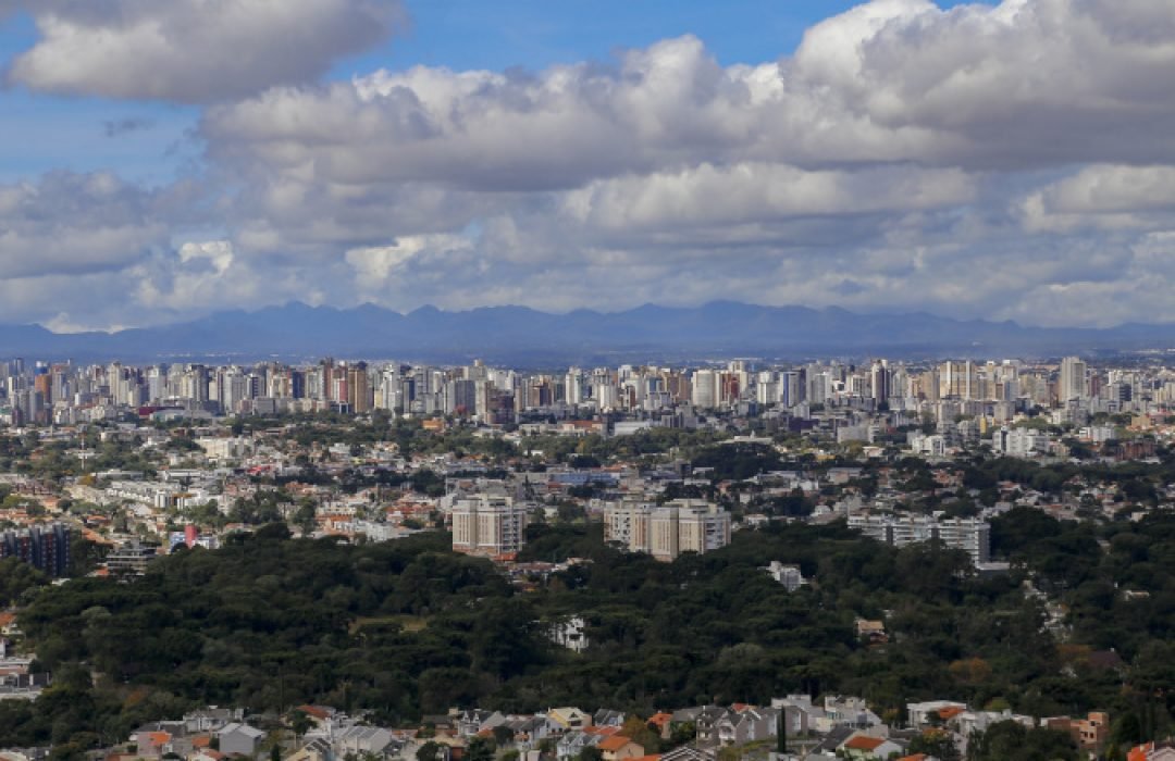 Semana típica de verão: tempo abafado e chuva de fim de tarde no Paraná