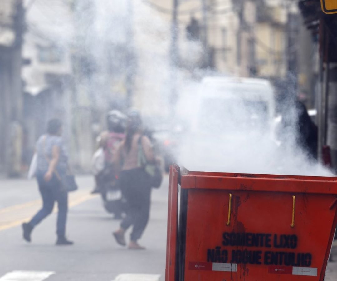 Moradores retiram cerca de 50 corpos em área de mata após operação