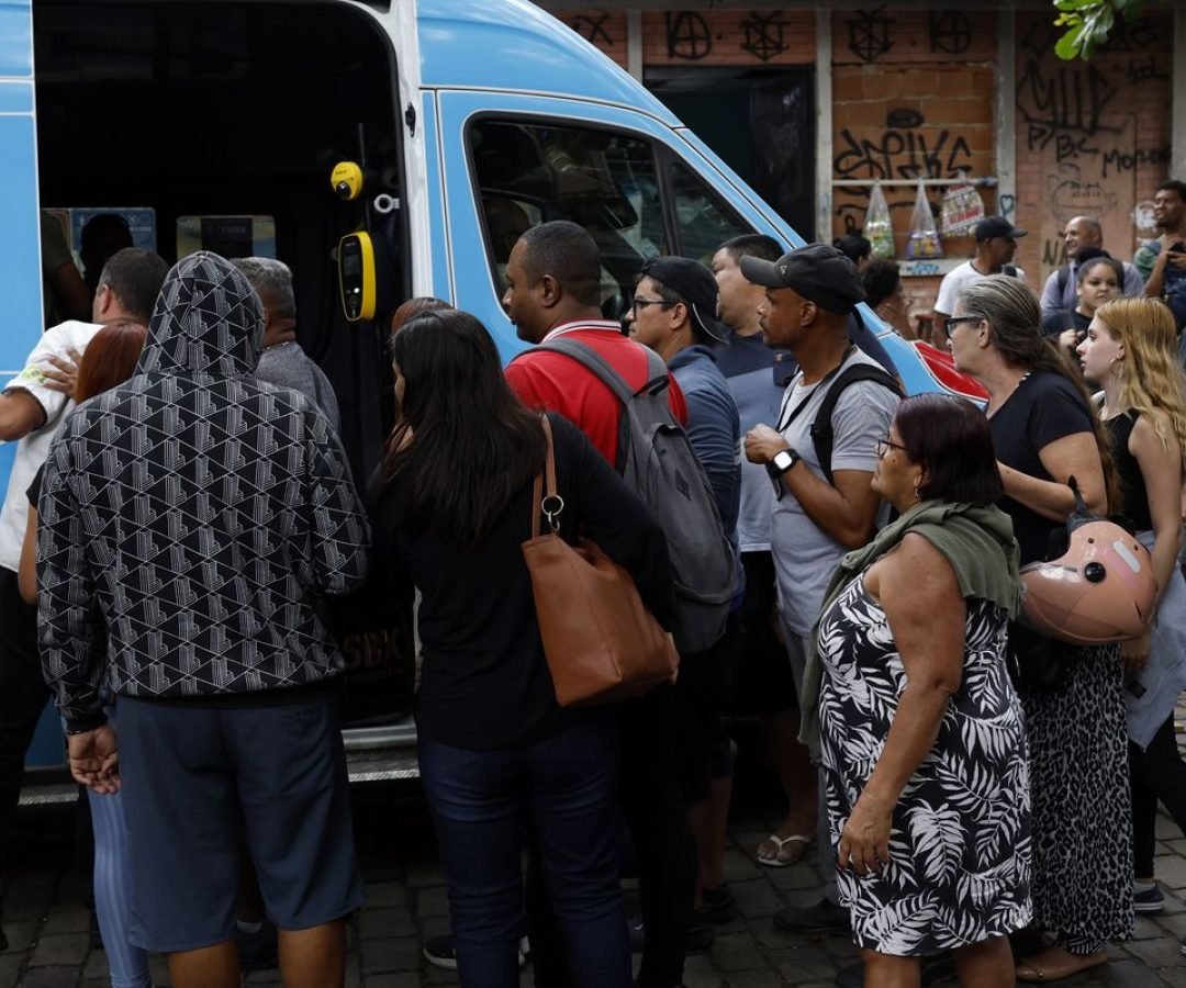 "Entrei na estação para fugir dos tiros", conta moradora do Rio