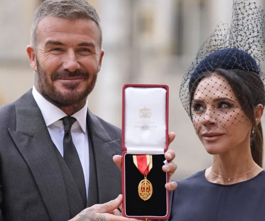david-beckham-victoria-cavaleiro-rei-charles-e1762264096967.jpg