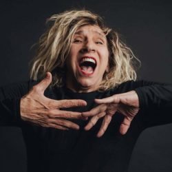 Denise Stoklos comemora 57 anos de carreira com “Mary Stuart” no Teatro Guaíra