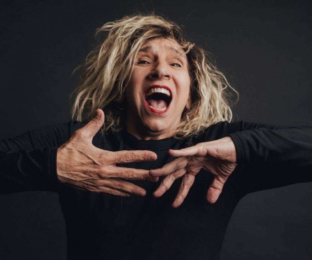 Denise Stoklos comemora 57 anos de carreira com “Mary Stuart” no Teatro Guaíra