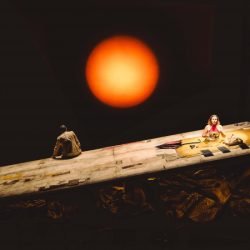 Entre o riso e a ruína: Teatro Guaíra recebe "Dias Felizes", adaptação de Samuel Beckett