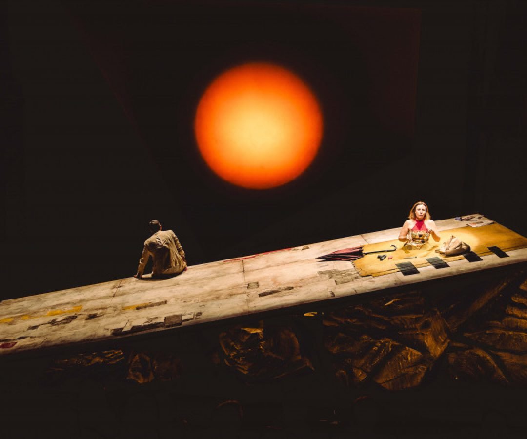 Entre o riso e a ruína: Teatro Guaíra recebe "Dias Felizes", adaptação de Samuel Beckett