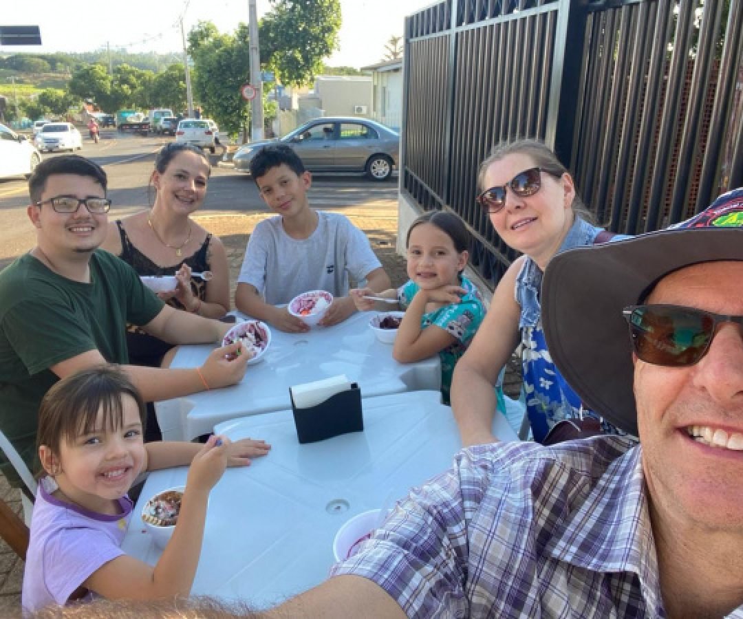Casal canadense reencontra estudantes do Ganhando o Mundo em cidades do Paraná