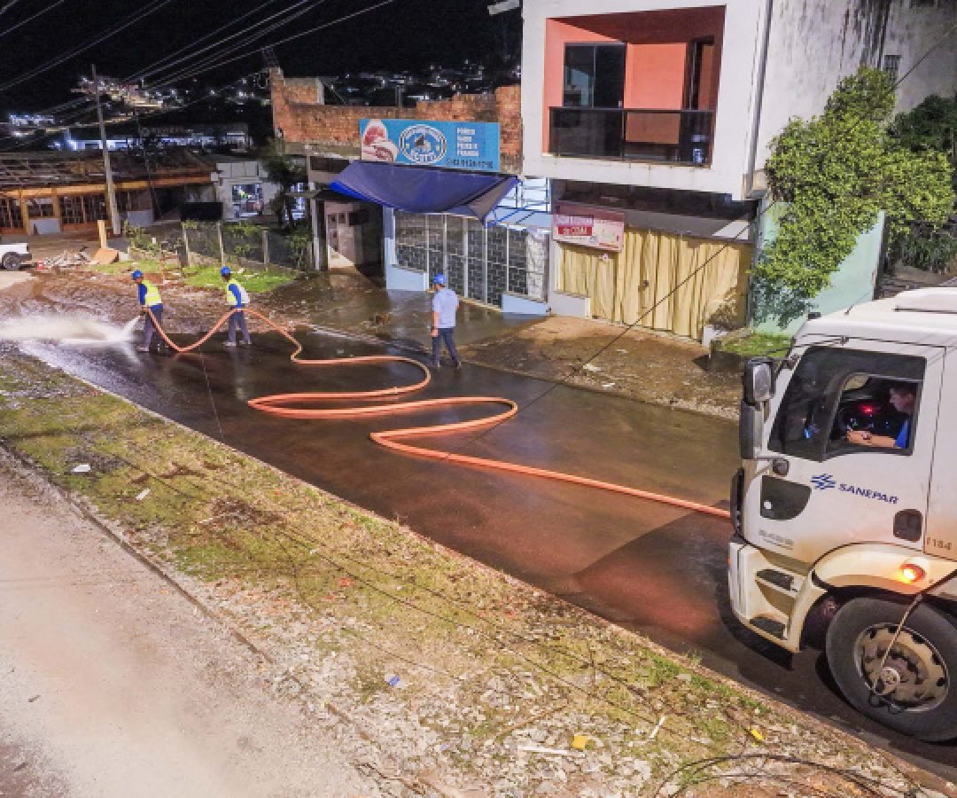 Caminhões hidrojatos ajudam na limpeza de Rio Bonito do Iguaçu