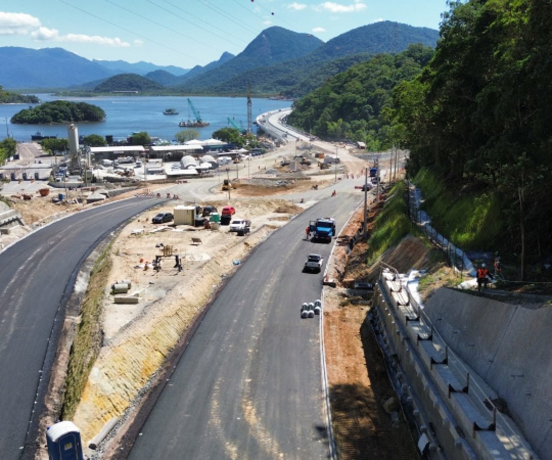 Ponte de Guaratuba inicia revestimento em concreto asfáltico dos acessos