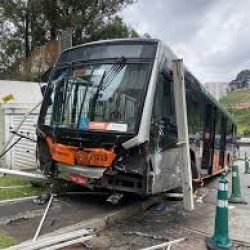 Ônibus perde o freio, atinge nove veículos e deixa 13 feridos