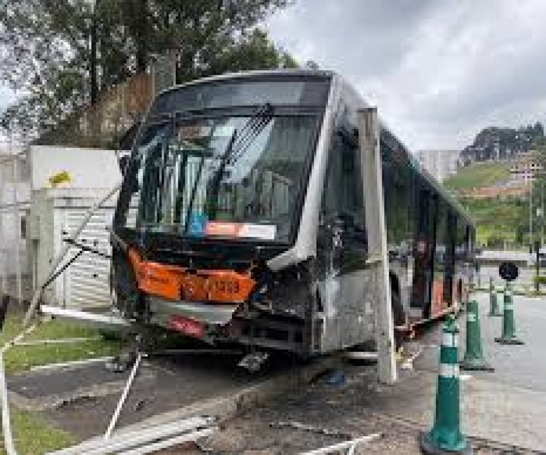 Ônibus perde o freio, atinge nove veículos e deixa 13 feridos