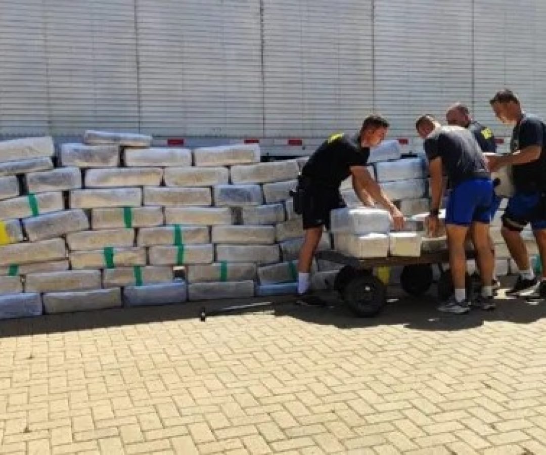 Com placas do Paraná, caminhão é apreendido com 1,7 tonelada de maconha escondida em carga de embalagens em SP