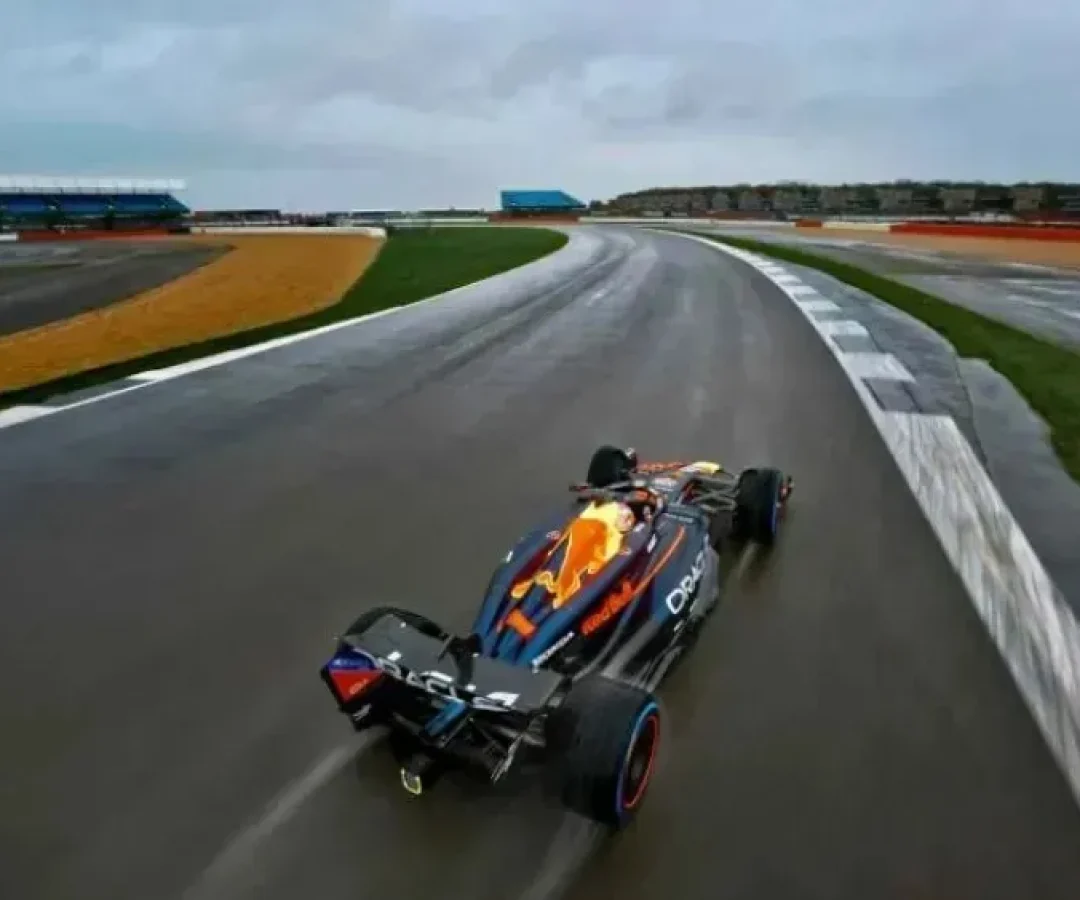 drone-verstappen-red-bull-formula-1-e1709065146653.webp.webp