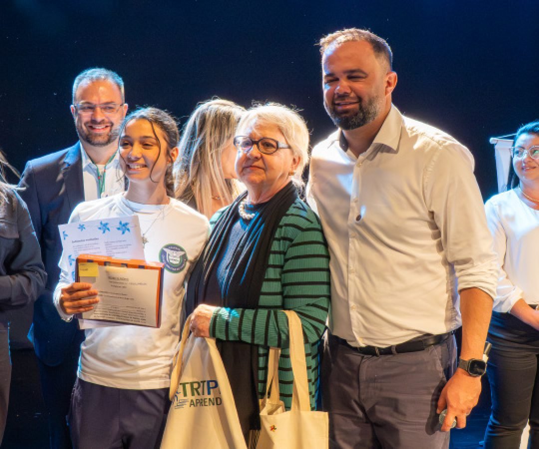 Alunos da rede pública do Paraná recebem prêmio do Concurso Estadual de Poesias