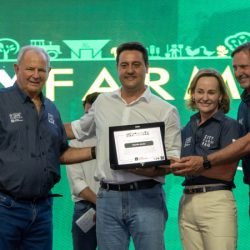 Ratinho Junior destaca inovação no campo e é homenageado em evento do agro paranaense