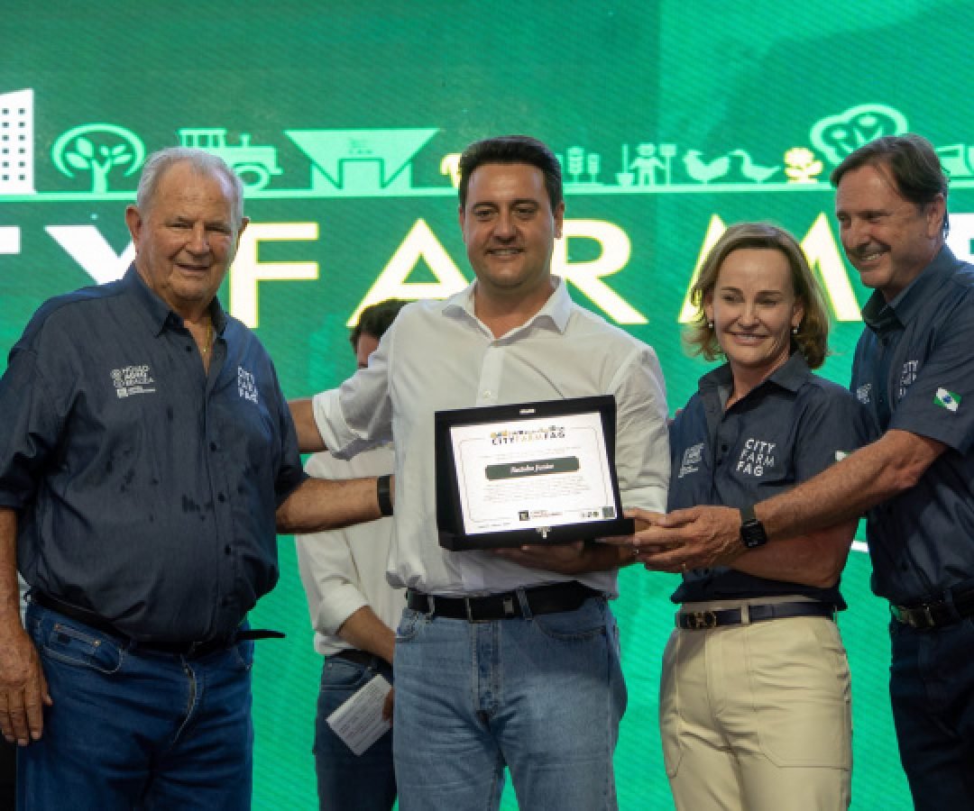 Ratinho Junior destaca inovação no campo e é homenageado em evento do agro paranaense