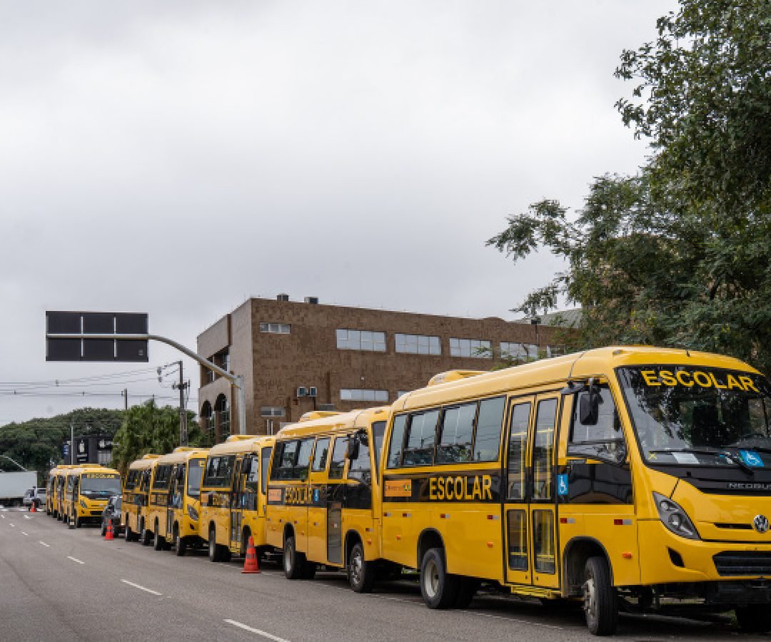 Governo do Estado entrega mais 88 ônibus escolares para atender 76 municípios