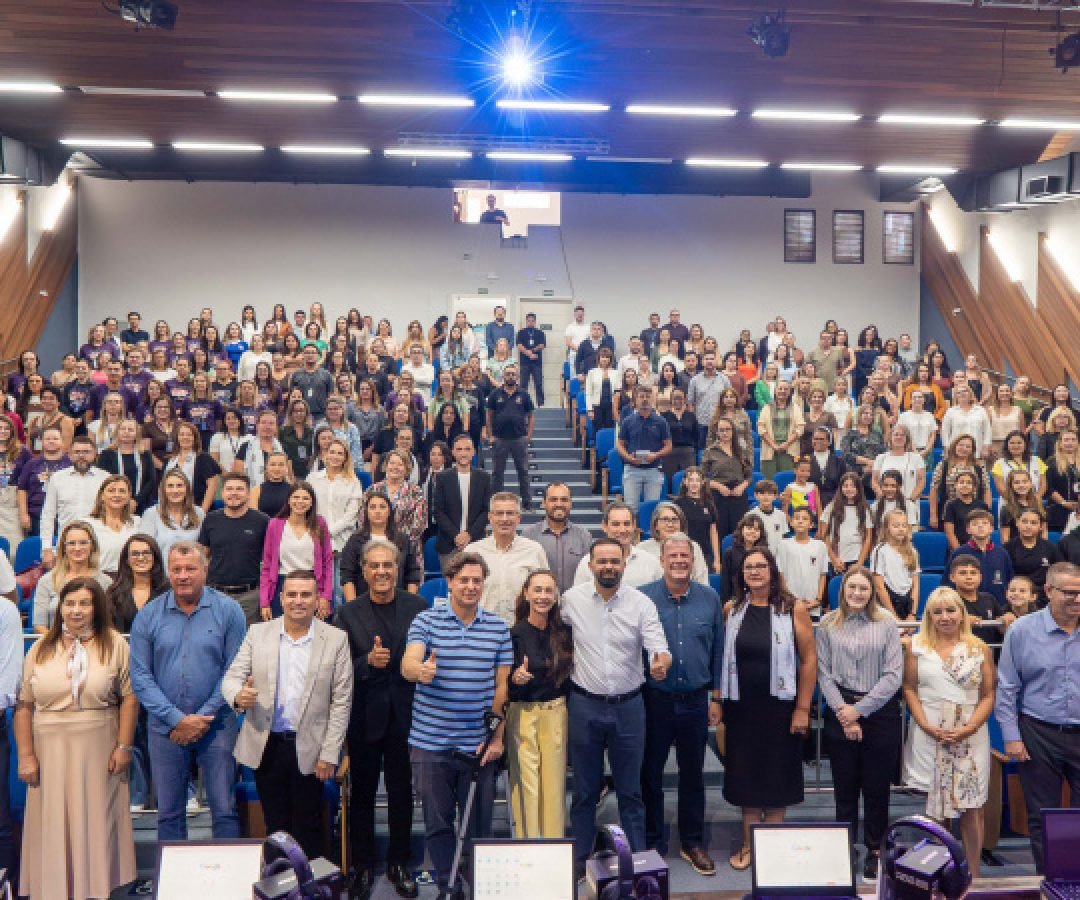 Estado anuncia mais 85 kits educacionais tecnológicos para escolas municipais