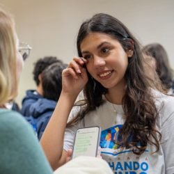 Ganhando o Mundo: abraços e alegria marcam a volta de 25 alunos do Reino Unido