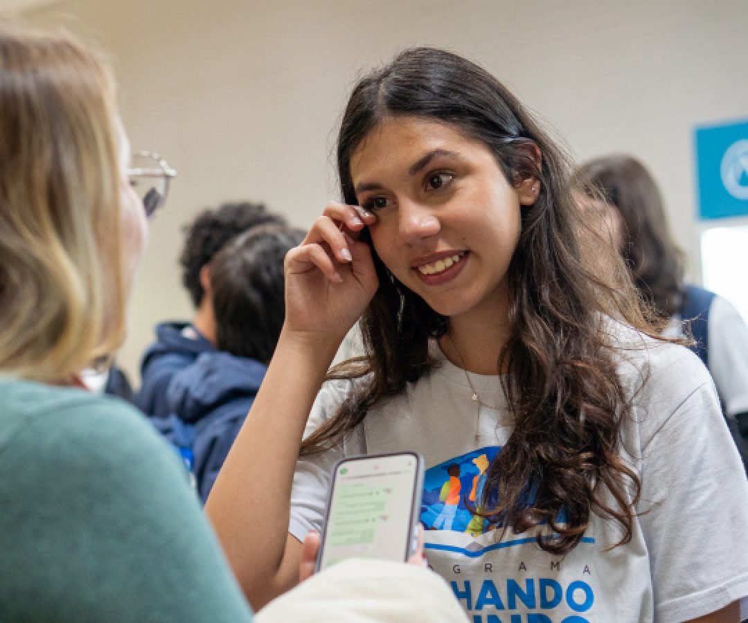 Ganhando o Mundo: abraços e alegria marcam a volta de 25 alunos do Reino Unido