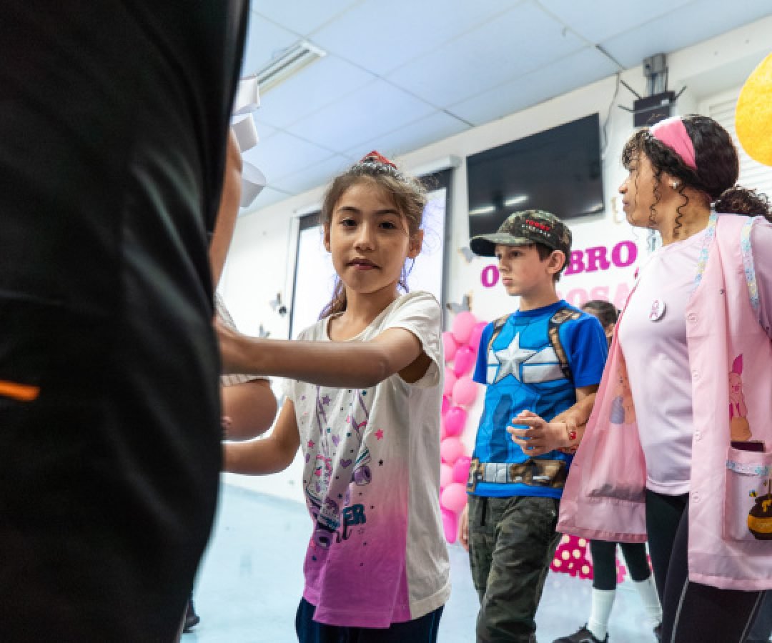 Alunos da educação especial da rede estadual participam de evento sobre o Outubro Rosa
