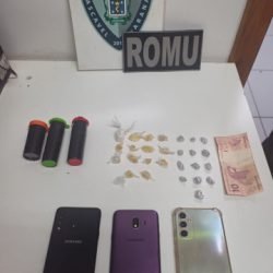Dupla é detida com drogas durante abordagem da ROMU no bairro Santa Cruz