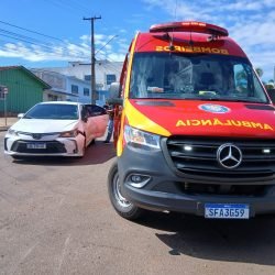 Câmera flagra acidente entre carro e moto no bairro Periolo