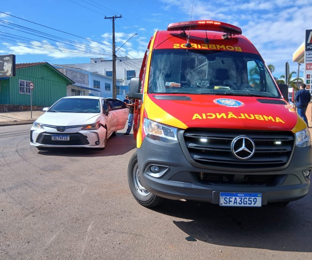 Câmera flagra acidente entre carro e moto no bairro Periolo