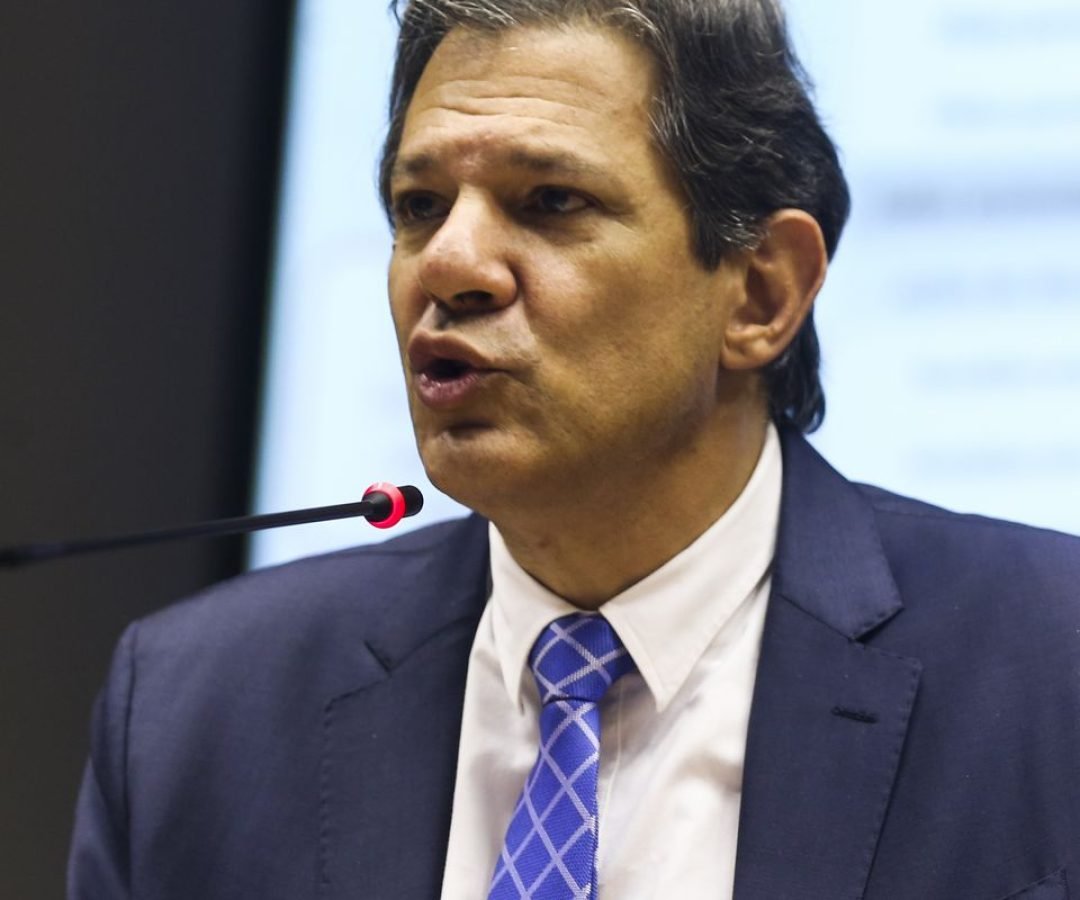 Medidas de corte de gastos serão inseridas em novo projeto, diz Haddad
