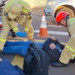 Em rotatória, motociclista fica ferido no Parque Verde