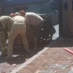Em surto, homem causa tumulto ao subir em telhado e arremessar objetos contra veículos e pedestres