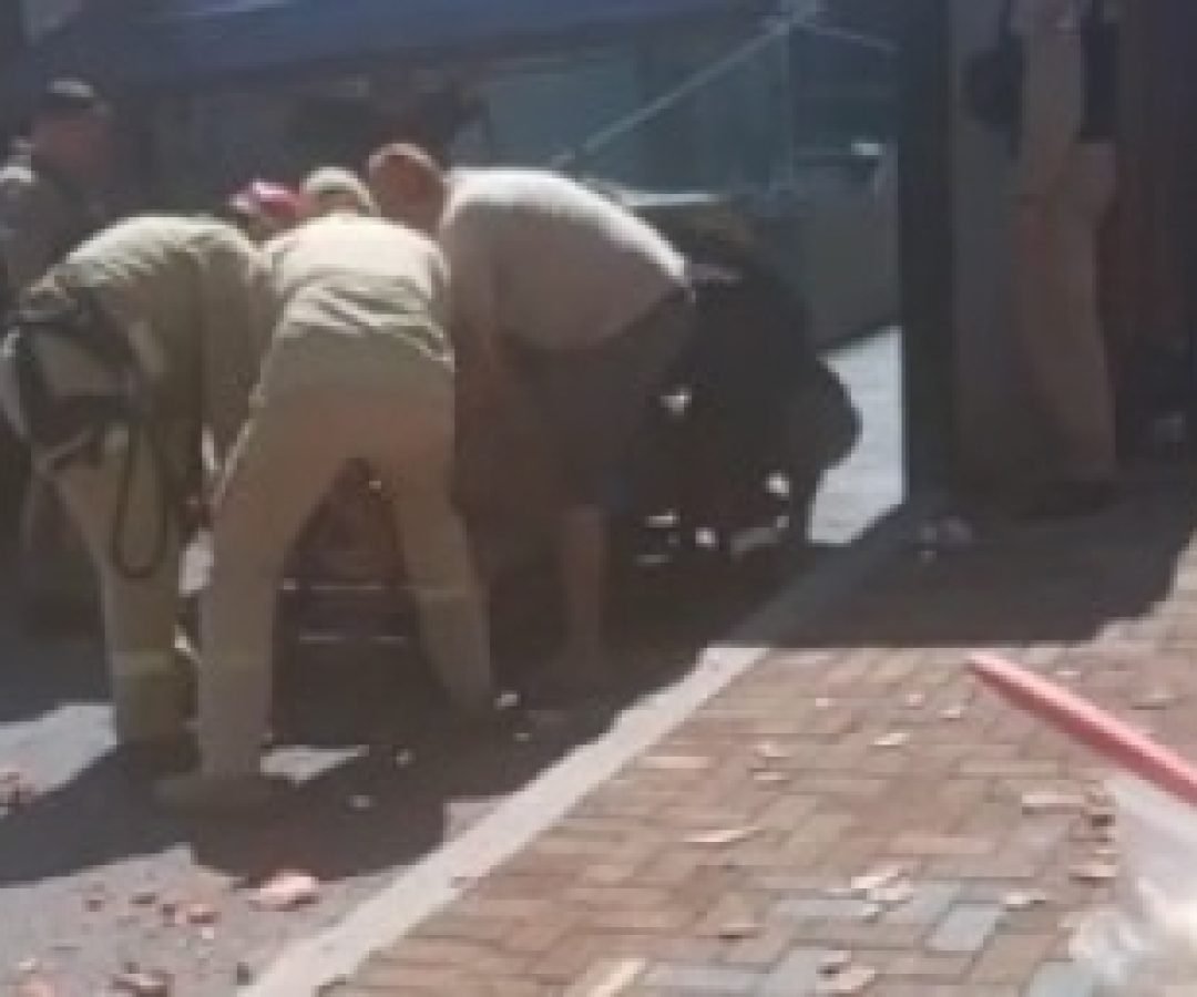 Em surto, homem causa tumulto ao subir em telhado e arremessar objetos contra veículos e pedestres